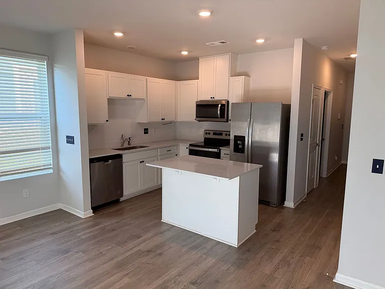 1407 Walker Way — Photo 4
