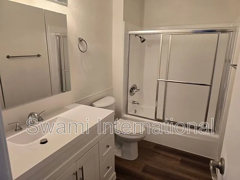 308 W Queen St #14 — Photo 4