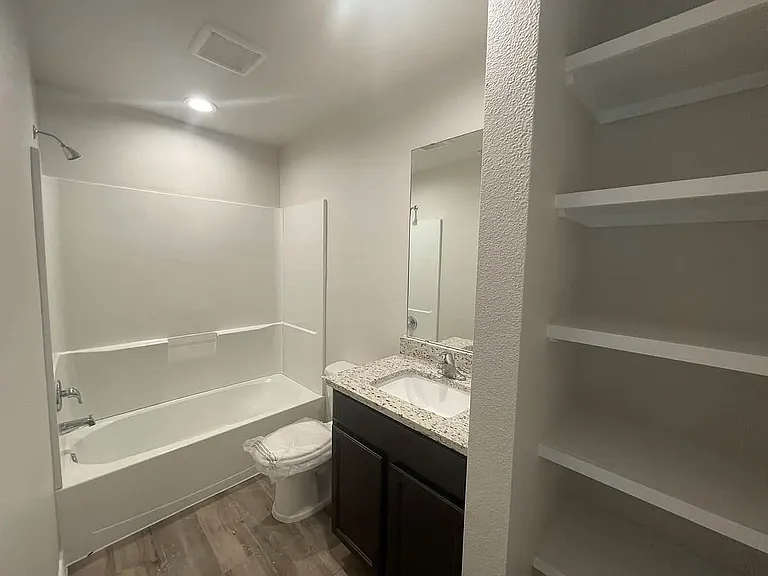 Shared bathroom (upstairs)