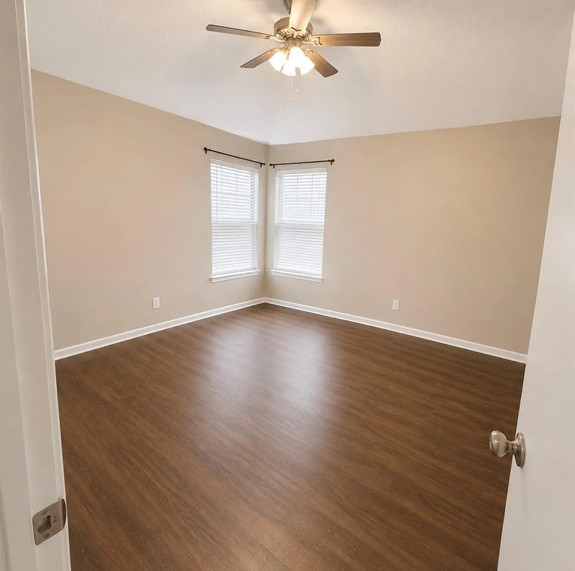 3 bed, 2.0 bath, 1571 sqft, $2,100 — Photo 3