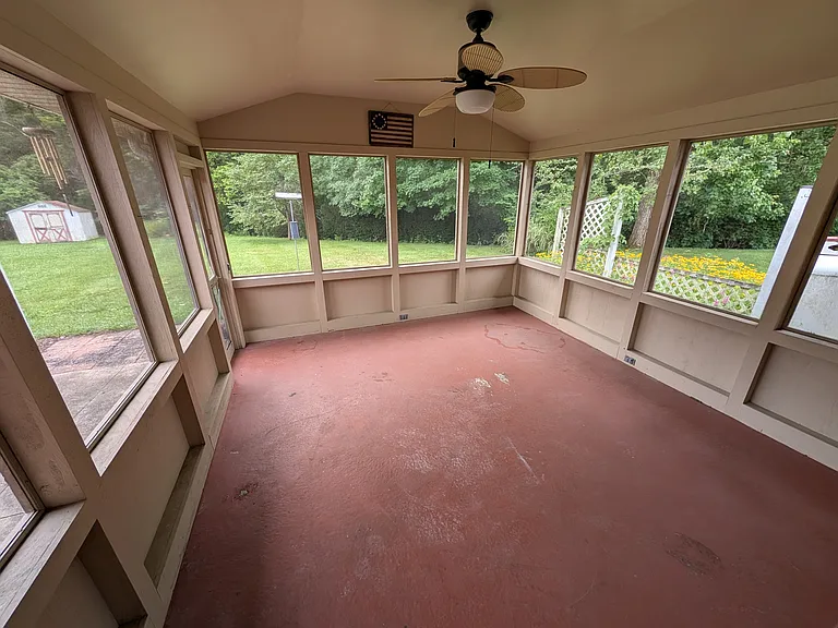 698 Liberty Ln — Photo 16