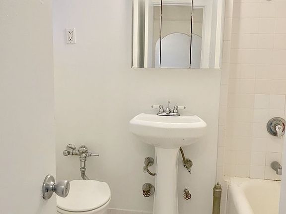 5th image of 3516 34th St APT 4B