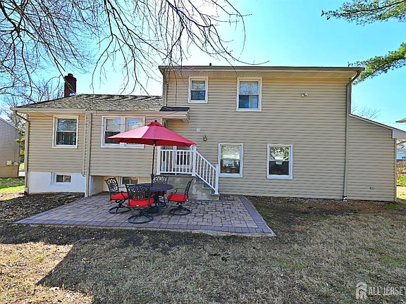 3rd image of 7 Robin Rd