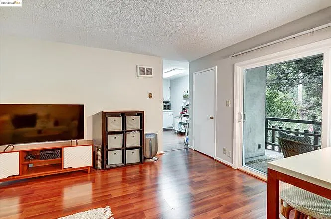 3 bed, 900 sqft, $1,550 — Photo 4