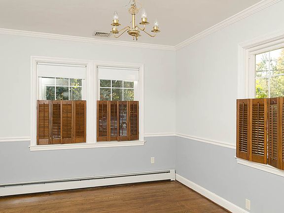 4th image of 810 Jackson Ave #A