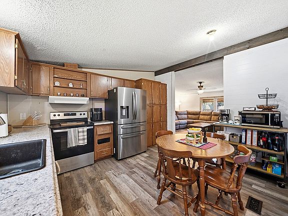 3rd image of 714 Sapphire Ct