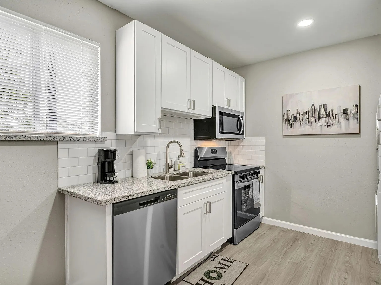 4 bed, 4.0 bath, 2400 sqft, $1,139 — Photo 2