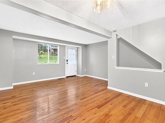 5th image of 215 Timber Trl