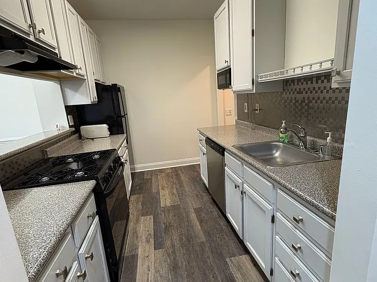 2702 Waters Edge Dr — Photo 12