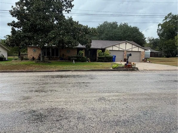 904 Carroll Dr, Yoakum, TX 77995