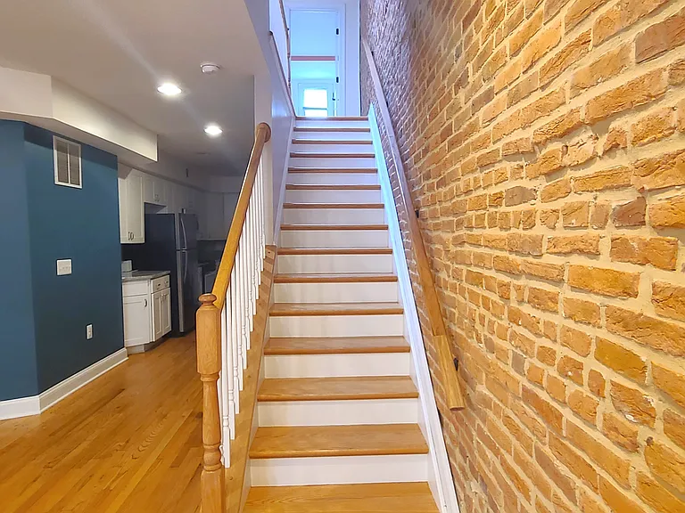 432 E Clement St — Photo 3