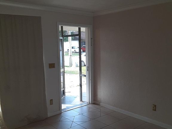 4th image of 220 Glenmont Dr E