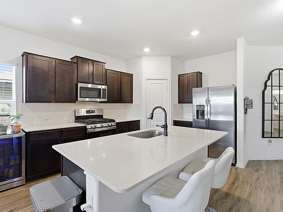 4th image of 832 Mallow Rd