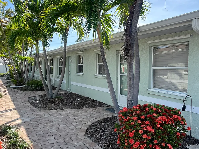 Front of unit displaying glass door.