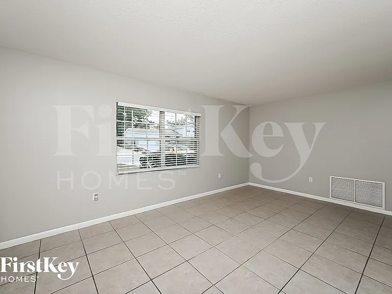 718 Kingswood Loop — Photo 3