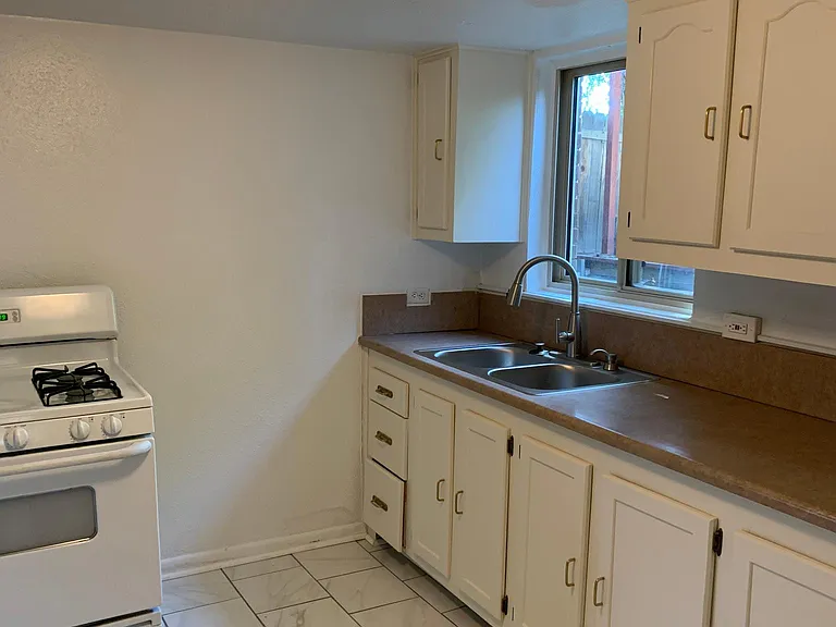 2526 N Oak St — Photo 10