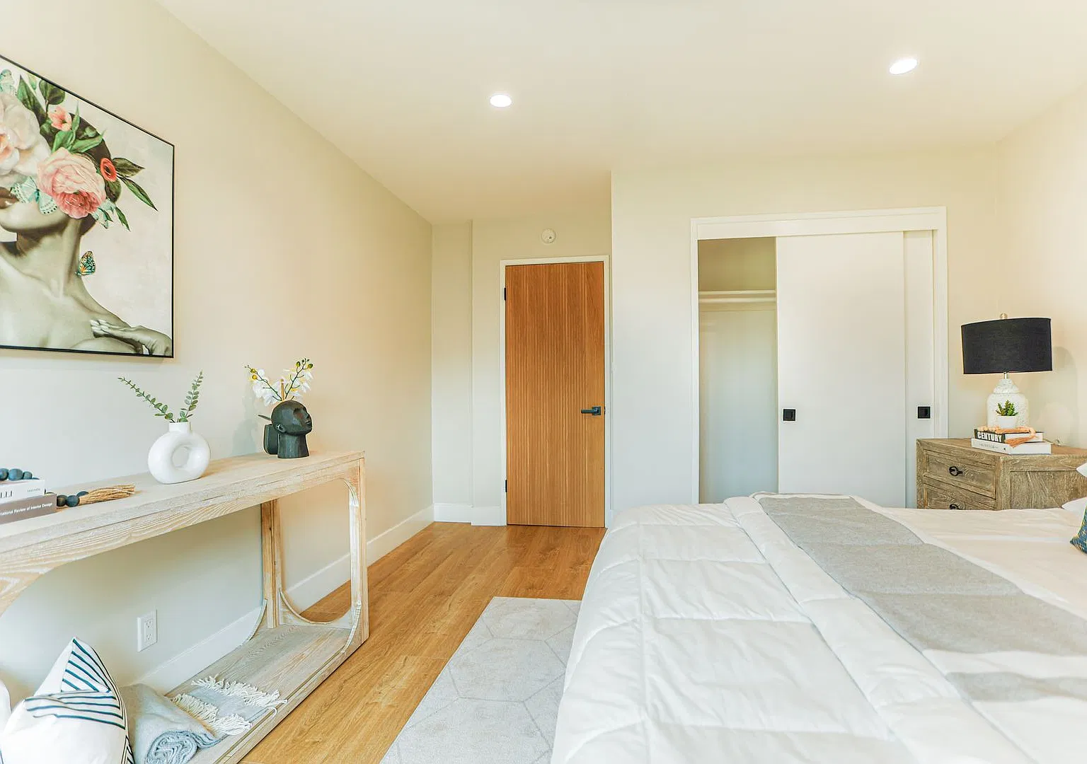 30+ Day Fully Stylishly furnished & Tastefully designed Newport Beach Vacation Rental — Photo 4