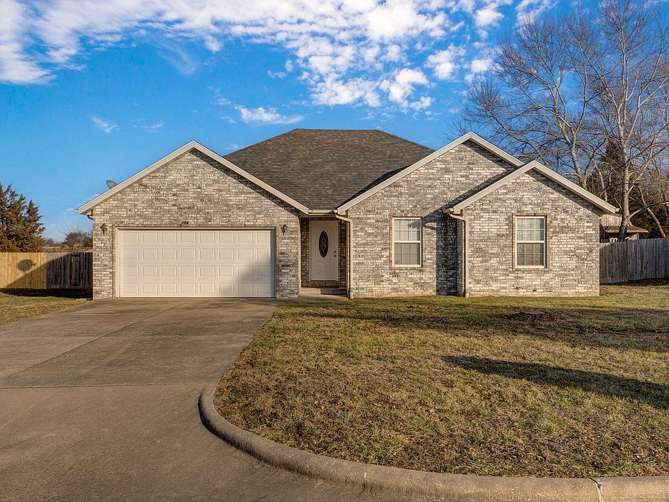 1st image of 704 N Ivy Lane