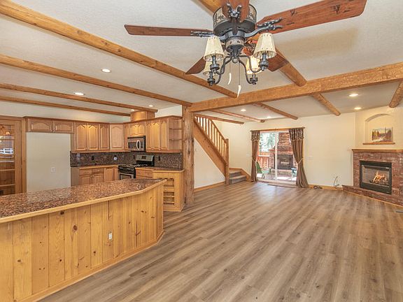 5th image of 998 Ash Ln
