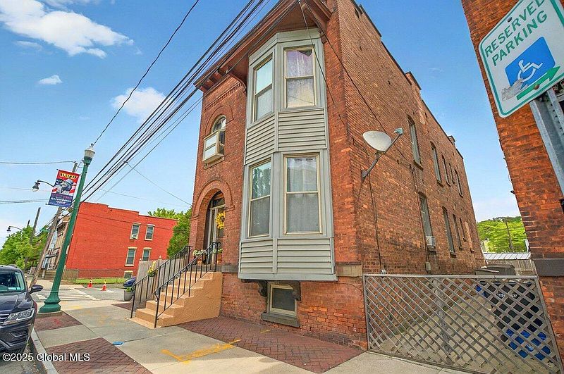 2nd image of 462 1st Street