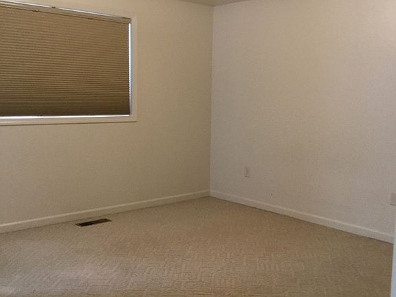 5th image of 546 Village Dr
