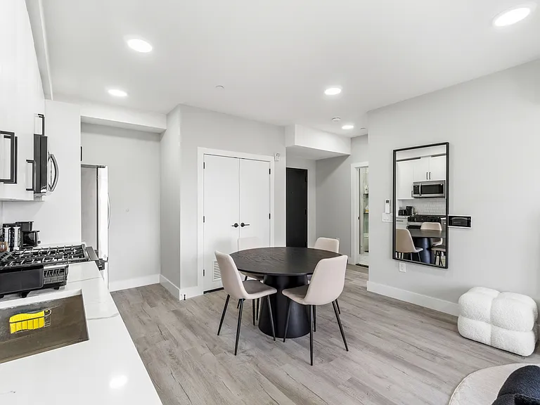 80 Romaine Ave — Photo 9