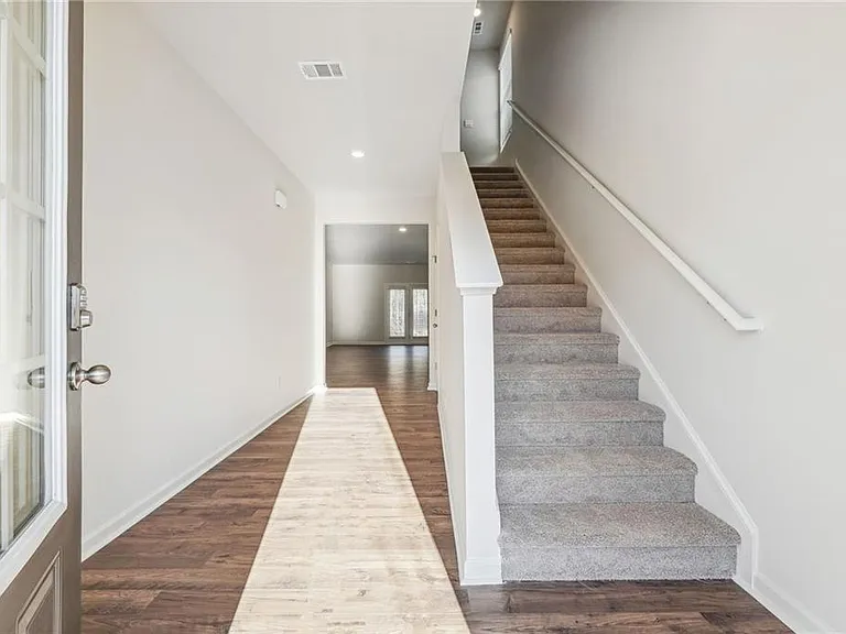 207 Whitewood Dr — Photo 2