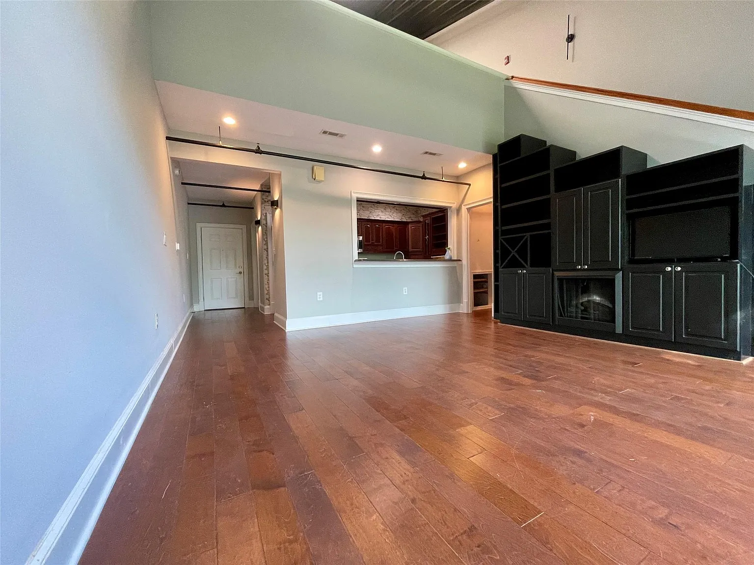 1 bed, 2.0 bath, 1200 sqft, $1,700 — Photo 2