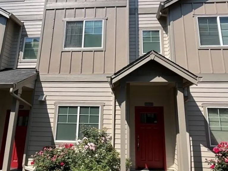 10308 SW Hollyridge Ln — Photo 2