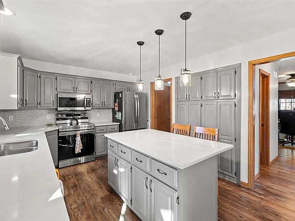 5th image of 1402 NW Parkridge Pl