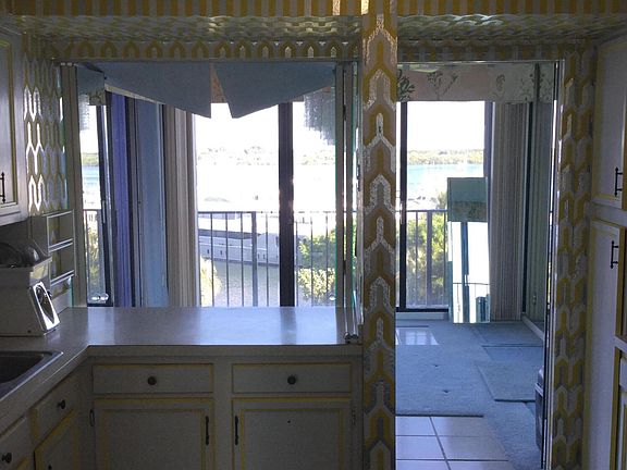 3rd image of 124 Lakeshore Dr APT 631