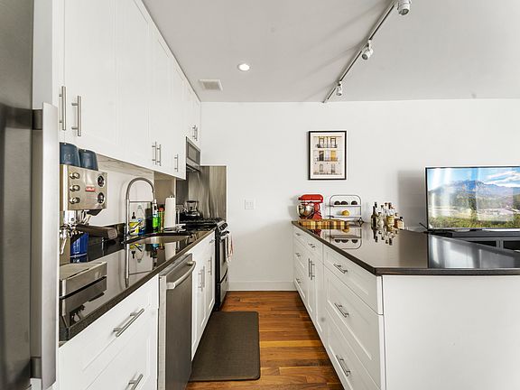 4th image of 161 Smith St Floor 3