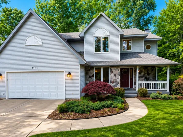 1101 Whispering Oak Dr, Midland, MI 48642