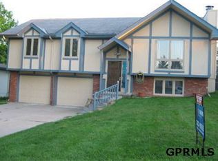 15621 N Cir, Omaha, NE 68135