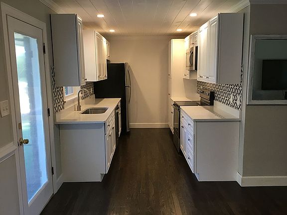 3rd image of 2377 Engineers Dr SE