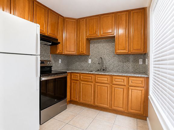 4th image of 132 Dutton Ave #F
