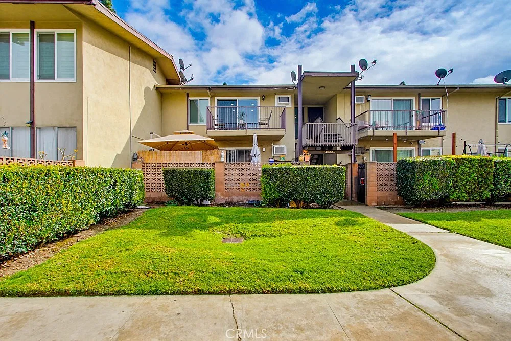 2 bed, 876 sqft, $3,000 — Photo 2