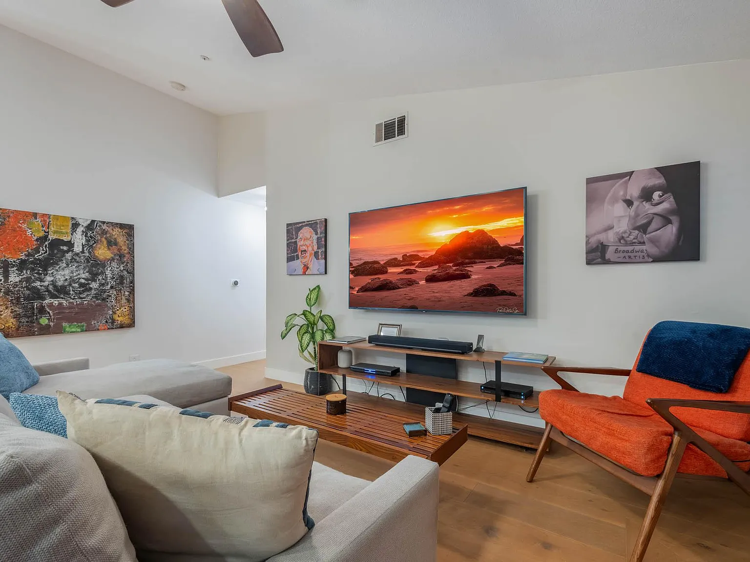 Dincara Rd, Burbank — Photo 1