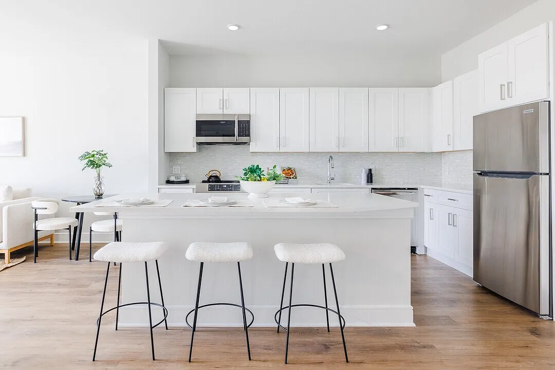 2 bed, 1044 sqft, $5,385 — Photo 1