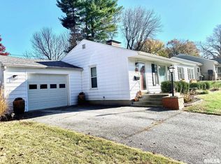 8 Sunset Dr, Jacksonville, IL 62650