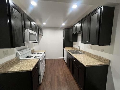 4th image of 22036 Collins St #216