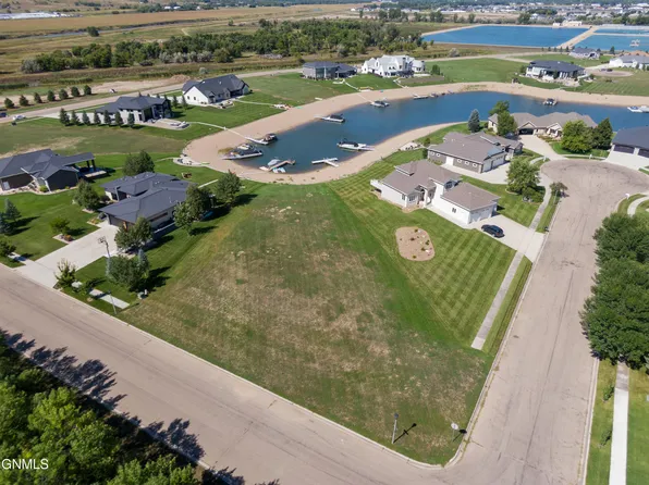 3938 Lakewood Dr SE, Mandan, ND 58554