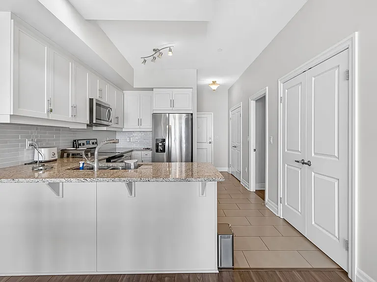 260 Villagewalk Blvd — Photo 3