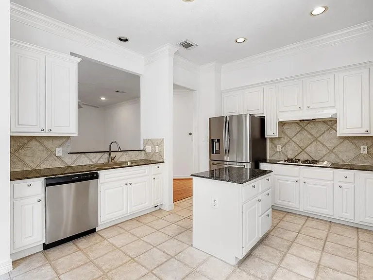 5913 Dolores St #B — Photo 14
