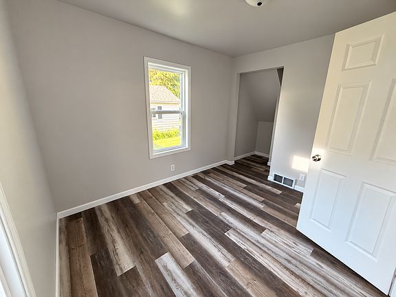 4th image of 121 7th St SE