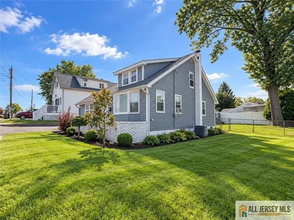 969 Woodcrest Dr, Keyport, NJ 07735
