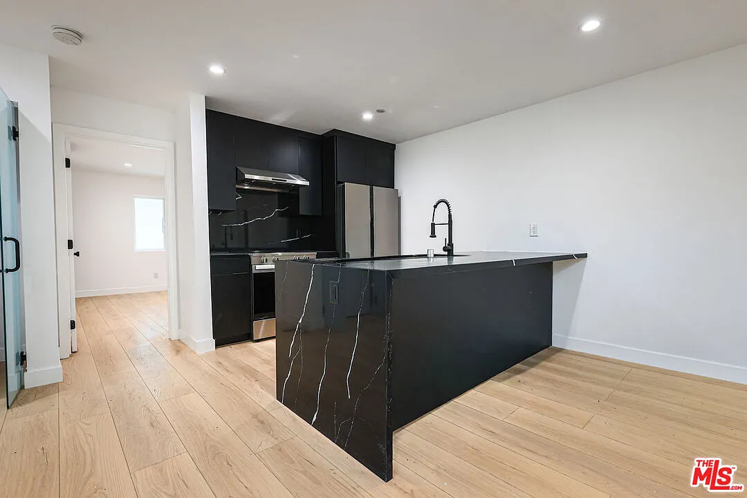 3 bed, 2.0 bath, 1202 sqft, $4,949 — Photo 4