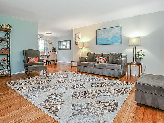 Living rm w/hardwood floors