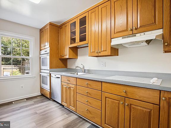 3rd image of 4466 Airlie Way