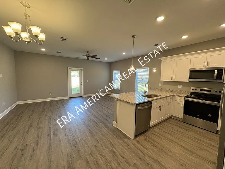 838 Fairview Dr — Photo 4